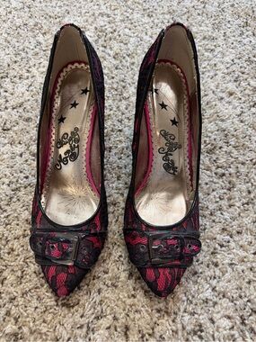 naughty monkey Black Lace Over Pink Pointed Buckle Pumps